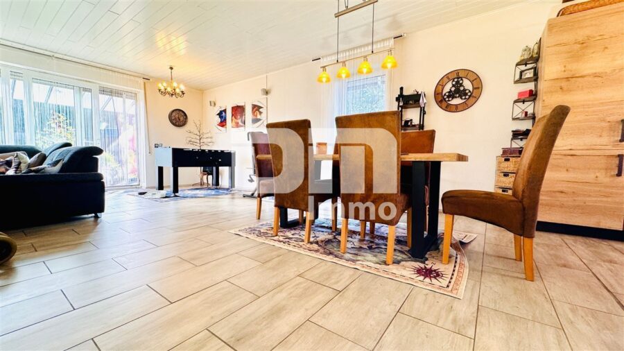 Modernes Ein-/Zweifamilienhaus mit PV Anlage und großer Doppelgarage auf herrlichem Anwesen - EG WE1 Offener Wohn / Küche Essbereich / Terrasse